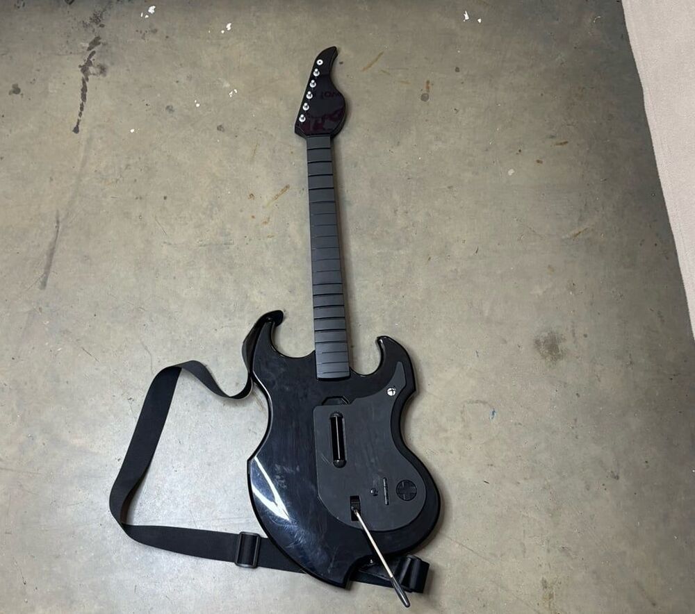 PDP RIFFMASTER Wireless Guitar Controller No Dongle for Xbox 049-034 with Strap